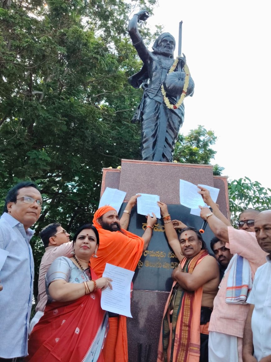 భక్త రామదాసు విగ్రహం వద్ద నిరసన వ్యక్తం చేస్తున్న శ్రీరామ భక్తులు