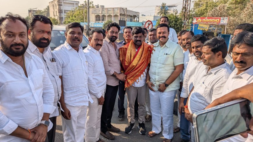 వేముల వీరేశం కి స్వాగతం పలికిన ఏఐసీసీ సభ్యులు రాంరెడ్డి సర్వోత్తమ్ రెడ్డి,