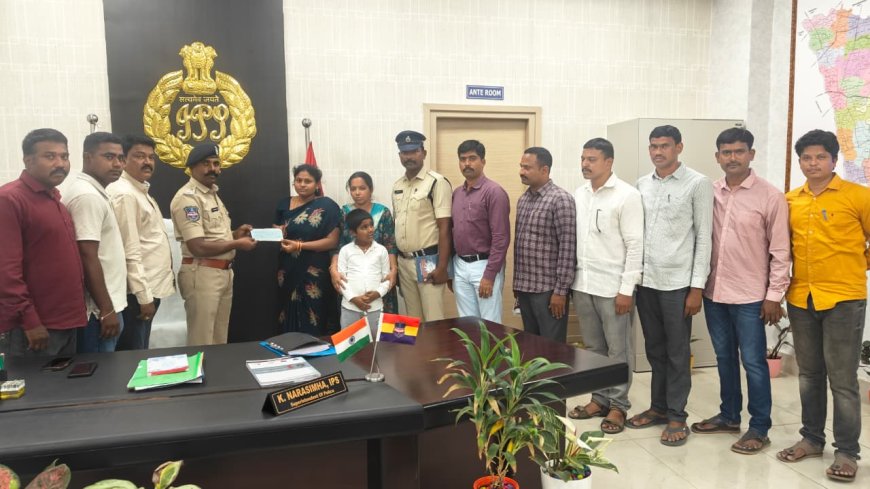 మరణించిన పోలీసు కుటుంబాలకు తోటి సిబ్బంది ఆర్థిక సాయం