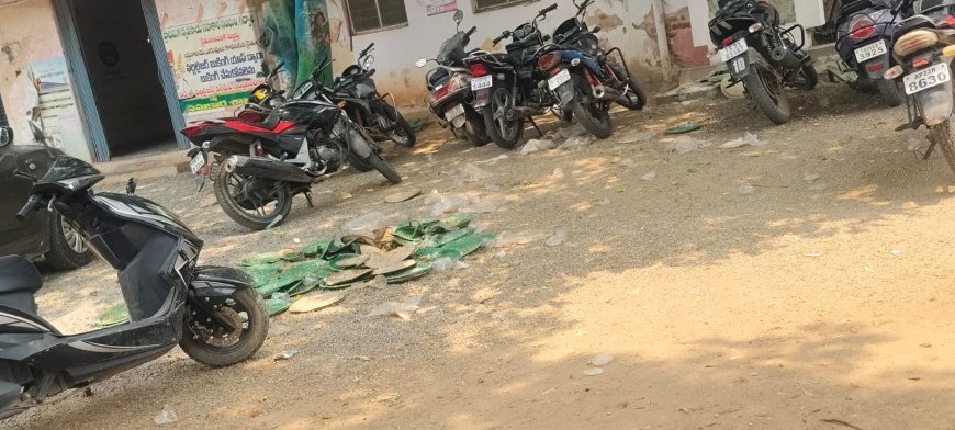 అంబేద్కర్ జయంతి భోజన ఏర్పాట్లలో నిర్లక్ష్యం – ఎంపీడీవో కార్యాలయంలో మిగిలిన ఇస్తరాకులు