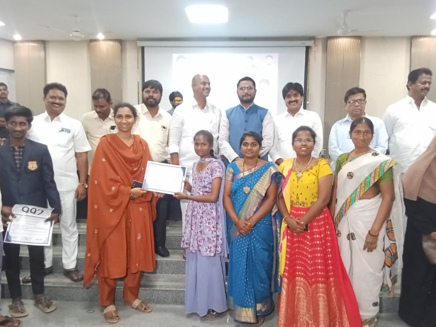 ఇంటర్ పరీక్షలో ఉత్తమ ప్రతిభను చూపించిన విద్యార్థులకు  ప్రశంసా పత్రాలు అందజేసిన