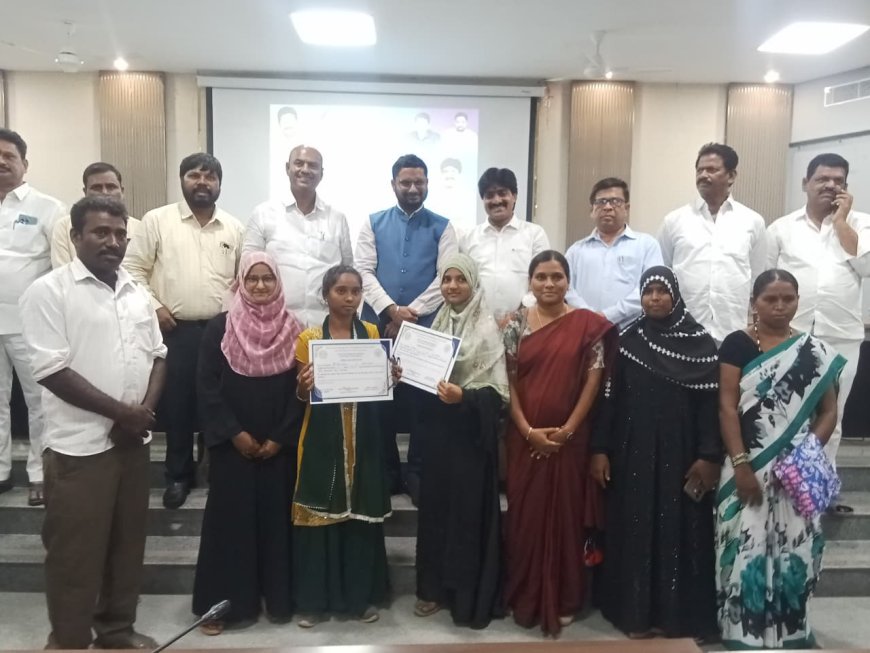 ఇంటర్ పరీక్షలో ఉత్తమ ప్రతిభను చూపించిన విద్యార్థులకు  ప్రశంసా పత్రాలు అందజేసిన
