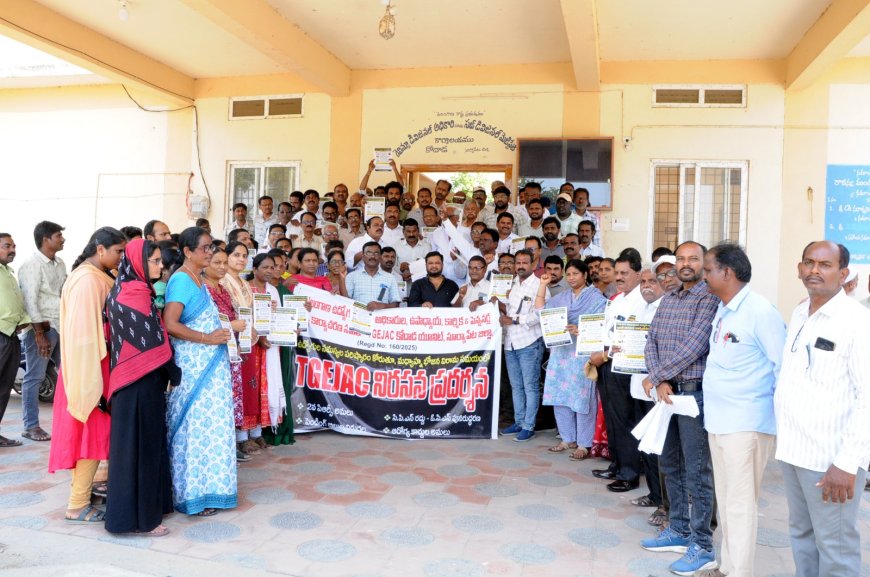 టీజీఈజేఏసీ ఆధ్వర్యంలో ఆర్డీవో ఆఫీస్ వద్ద నిరసన 