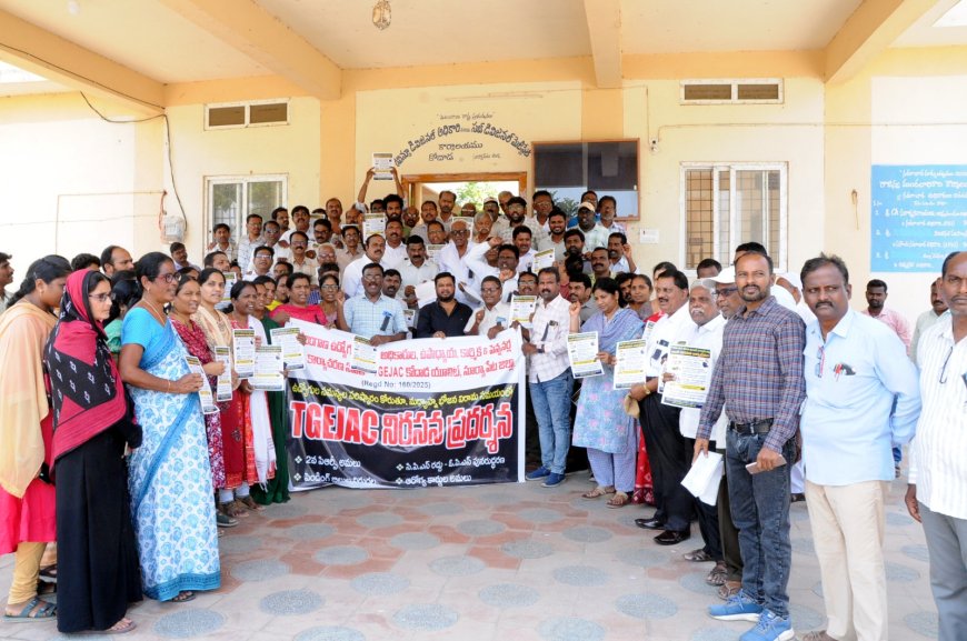 టీజీఈజేఏసీ ఆధ్వర్యంలో ఆర్డీవో ఆఫీస్ వద్ద నిరసన 