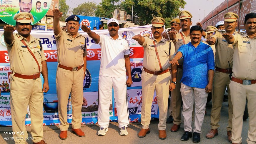 రోడ్డు భద్రతపై కదం తొక్కిన సూర్యాపేట జిల్లా పోలీస్