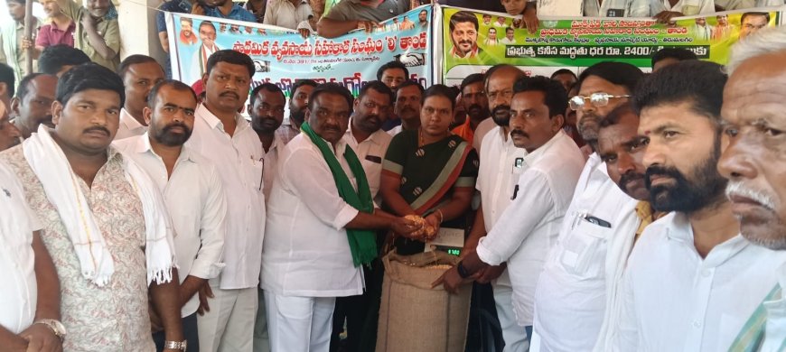 మొక్కజొన్న కొనుగోలు కేంద్రం ప్రారంభించిన ఎమ్మెల్యే