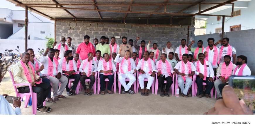 ధర్మారం గ్రామం నుండి యదేచ్ఛగా చెరువు మట్టి తరలిస్తున్న అక్రమార్కులను ఆపలేరా..చోద్యం చూస్తున్న అధికారులు