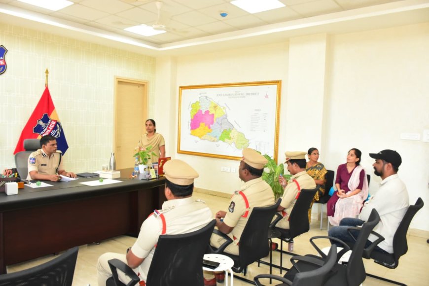 జిల్లా నలుమూలల నుండి  విచ్చేసి, నేరుగా  ఎస్పీకి సమస్యలు తెలియజేసిన  ఫిర్యాదుదారులు.