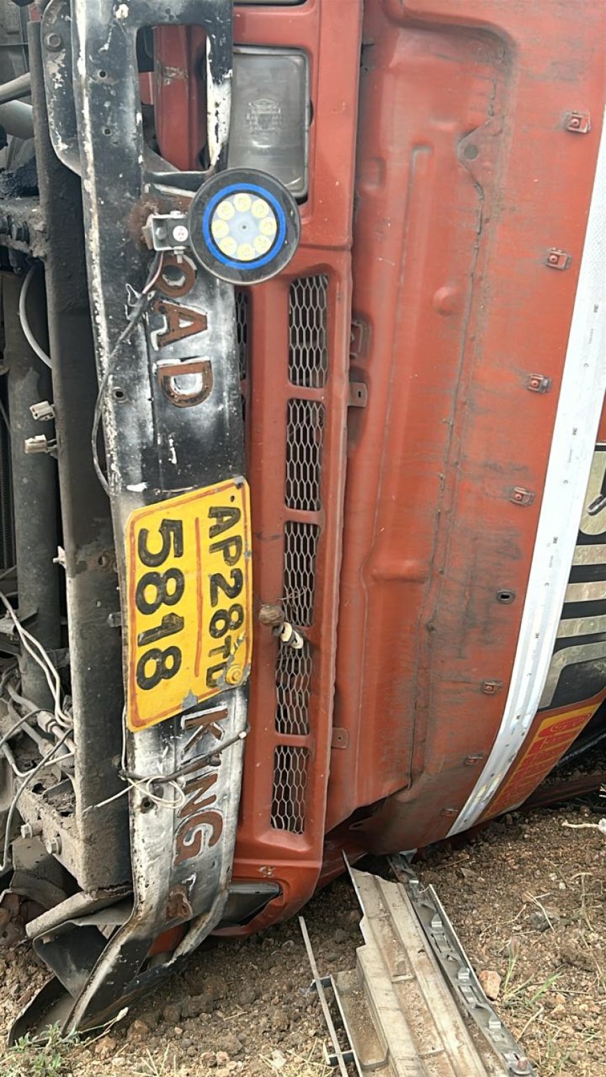 డీసీఎం అదుపుతప్పి ఫల్టీ. .డ్రైవర్ కు గాయాలు