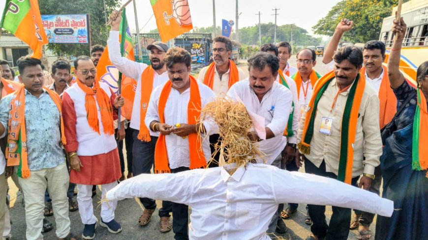 ఖర్గే వ్యాఖ్యలపై బీజేపీ ఆగ్రహం - దిష్టిబొమ్మ దహనం.