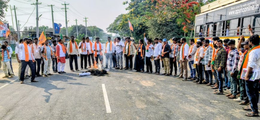 ఖర్గే వ్యాఖ్యలపై బీజేపీ ఆగ్రహం - దిష్టిబొమ్మ దహనం.