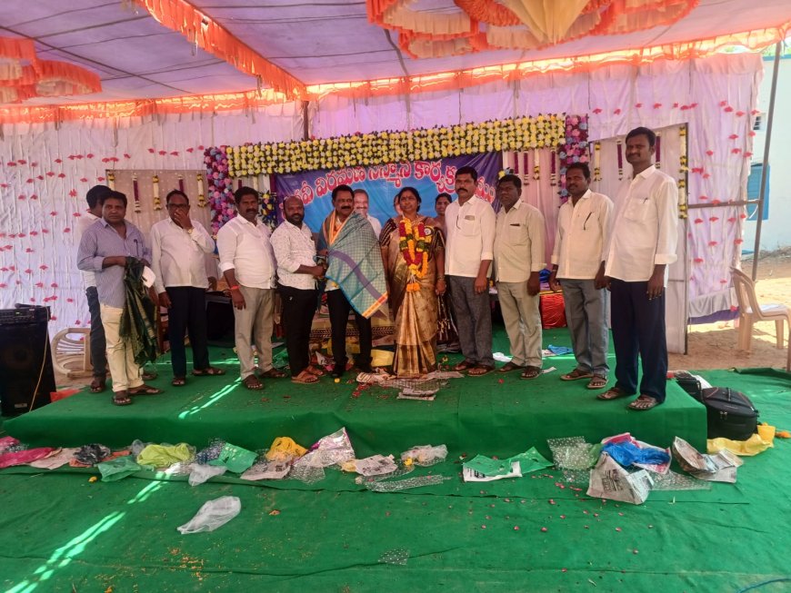 ప్రధానోపాధ్యాయుడికి మండల టిఆర్ఎస్ నాయకులు ఘన సన్మానం