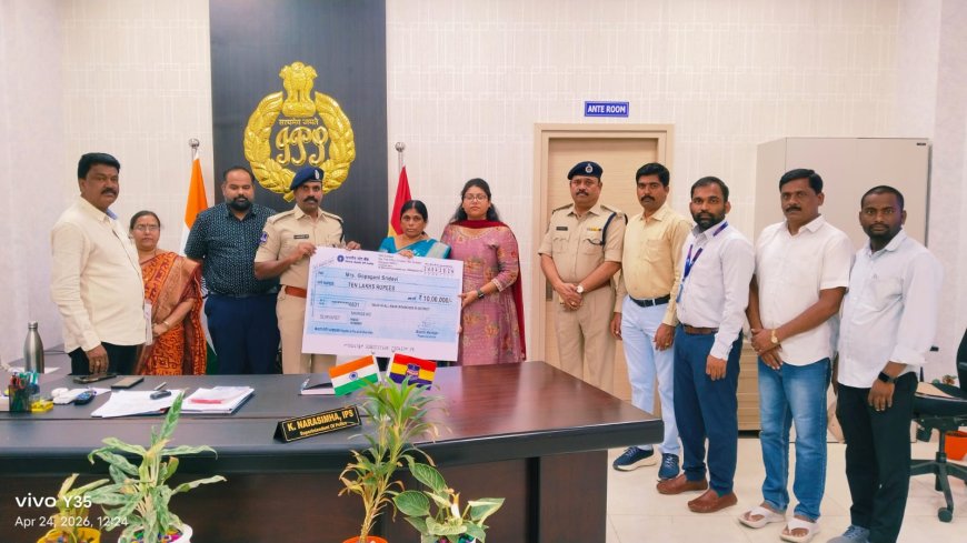 ఇన్స్యూరెన్స్ చెక్ అందించిన జిల్లా ఎస్పి నరసింహ