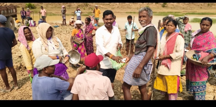 ఉపాథిహామీ కూలీలకు మజ్జిగ ప్యాకెట్లు పంపిణీ