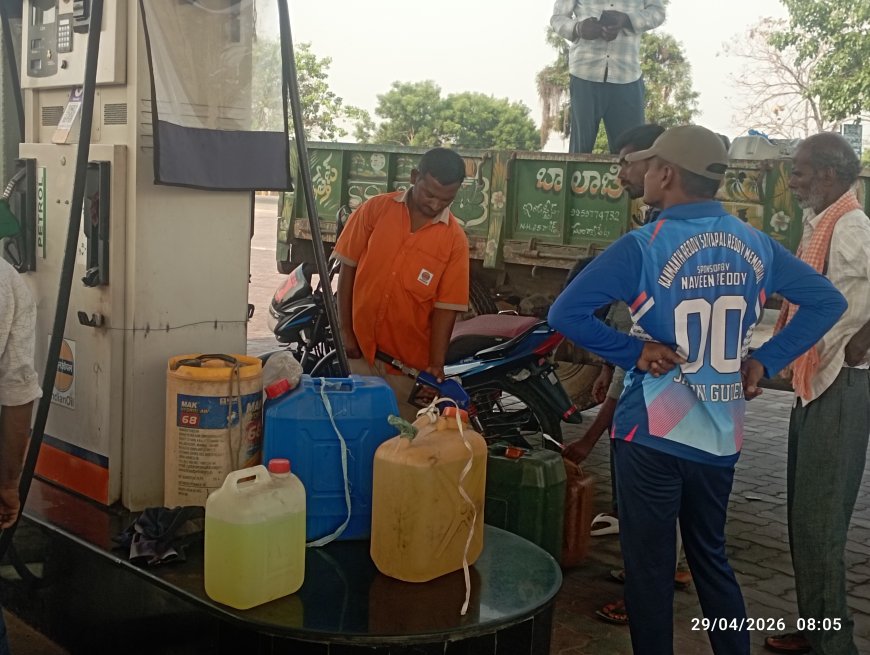 డ్రమ్ములలో డీజిల్ తీసుకుపోతుండ్రు