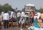 రోడ్డుపై బైఠాయించిన రైతులు