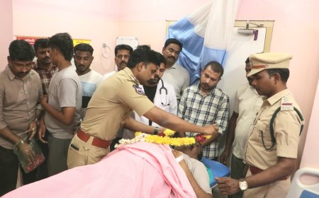 గుండెపోటుతో మరణించిన హోంగార్డ్ సురేష్ భౌతిక కాయానికి నివాళులర్పించిన ఎస్పీ రోహిత్ రాజు