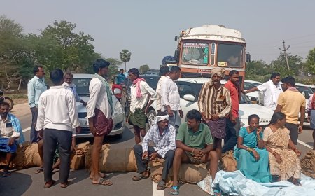 రోడ్డుపై బైఠాయించిన రైతులు