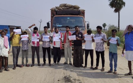 రోడ్లకు తారురోడ్డు వేసి బస్సు నడపాలి..విద్యార్థి సంఘ నాయకులు