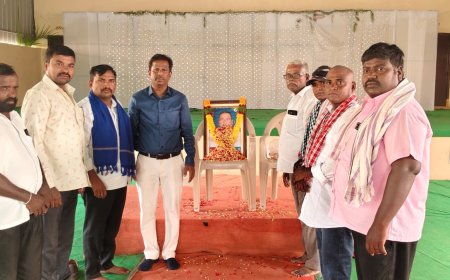 మాచర్ల లక్ష్మయ్య చిత్రపటానికి పూలమాల వేసి నివాళులు అర్పించిన డాక్టర్" ఆలేటి శ్రీనివాస్ గౌడ్
