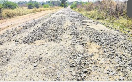 తాటిపాముల కంకర తేలిన రోడ్డు ...నరకయాతన ప్రయాణం