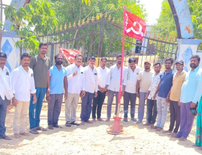 మిషన్ భగీరథ పంప్ హౌస్ లో జెండా విస్తరణ..అధ్యక్షుడు చిలుకూరి వేణుగౌడ్