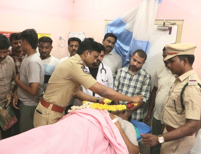 గుండెపోటుతో మరణించిన హోంగార్డ్ సురేష్ భౌతిక కాయానికి నివాళులర్పించిన ఎస్పీ రోహిత్ రాజు