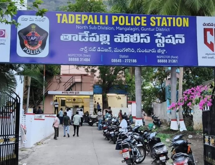 గుంటూరులో మూడు వికెట్లు