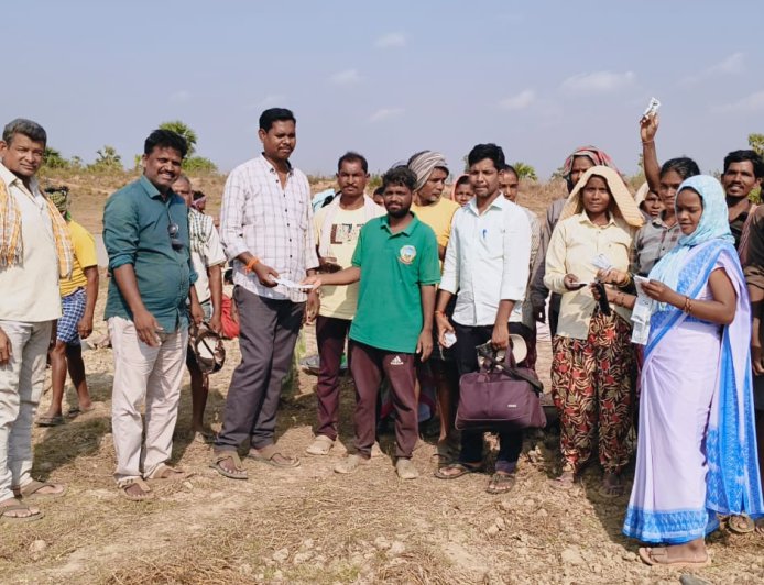 *ఉపాథిహామీ కూలీలకు ఓ ఆర్ ఎస్ ప్యాకెట్లు పంపిణీ