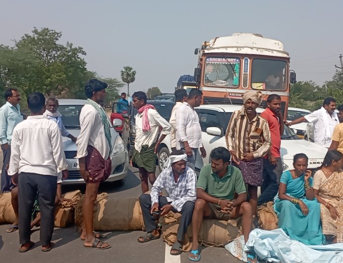 రోడ్డుపై బైఠాయించిన రైతులు