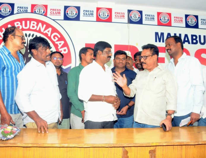 జర్నలిస్టులపై అక్రమ కేసును తొలగించండి 