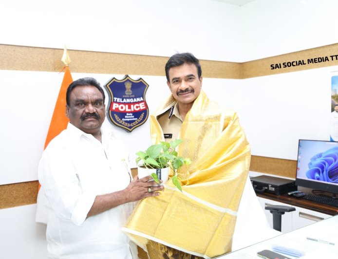 నూతన డీజీపీకి పుష్పగుచ్చం..ఎమ్మెల్యే మందుల సామేల్