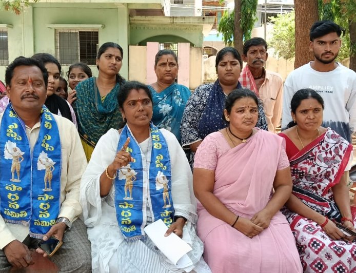అకారణంగా దోబి కార్మికురాలి విధుల నుంచి తొలగించడం అన్యాయం