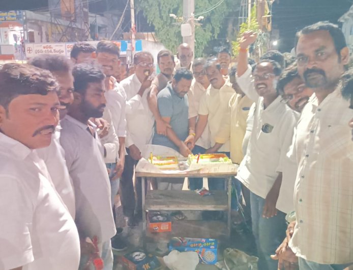 **నేలకొండపల్లిలో కాంగ్రెస్ పార్టీ నాయకులు సంబరాలు*