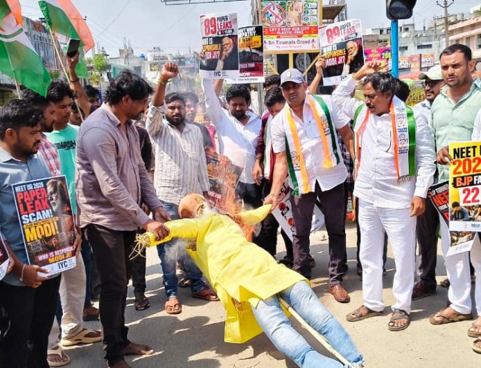 విద్యార్థుల భవిష్యత్తుతో బీజేపీ ప్రభుత్వం ఆటలాడుతోంది