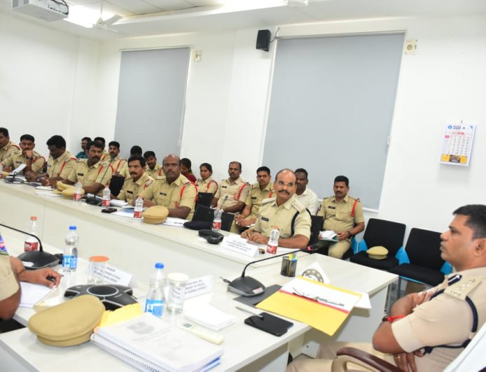 నేరాల నియంత్రణపై దృష్టి సారించాలి,  ప్రతి కేసులో నాణ్యమైన ధర్యాప్తు చేసి, బాధితులకు అండగా నిలవండి