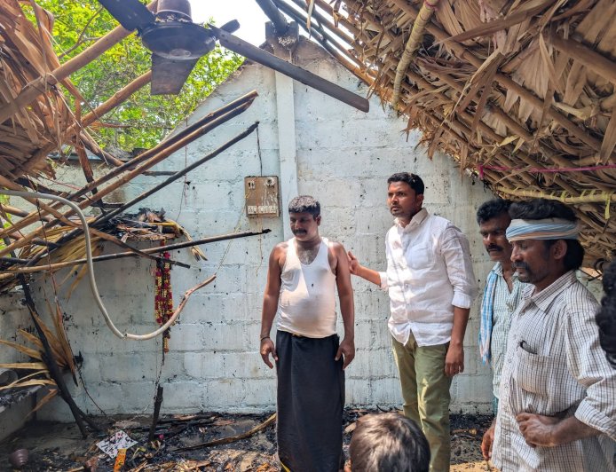 షార్ట్ సర్క్యూట్ తో గుడిసె దగ్ధం
