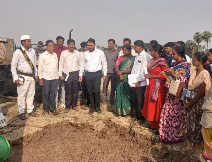 ఉపాధి పనులను పరిశీలించిన జిల్లా కలెక్టర్ తేజస్ నంద్ లాల్ పవర్