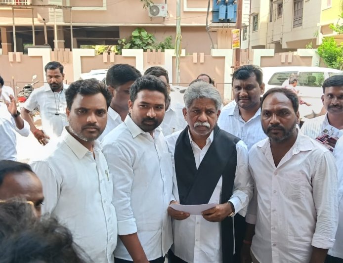 పద్మశ్రీ మందకృష్ణ మాదిగని కలిసిన దళిత బంధు లబ్ధిదారులు,వినతిపత్రం అందజేత