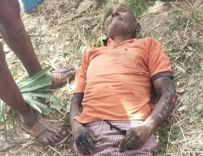 వరి కొయ్య మంటల్లో చిక్కుకొని రైతు మృతి