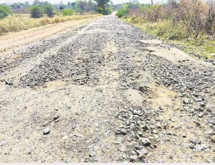 తాటిపాముల కంకర తేలిన రోడ్డు ...నరకయాతన ప్రయాణం