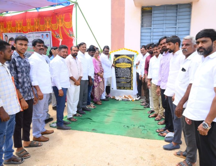 అదనపు గదులకు శంకుస్థాపన చేసిన ఎమ్మెల్యే