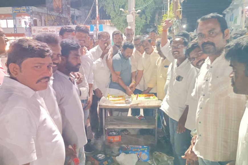 **నేలకొండపల్లిలో కాంగ్రెస్ పార్టీ నాయకులు సంబరాలు*