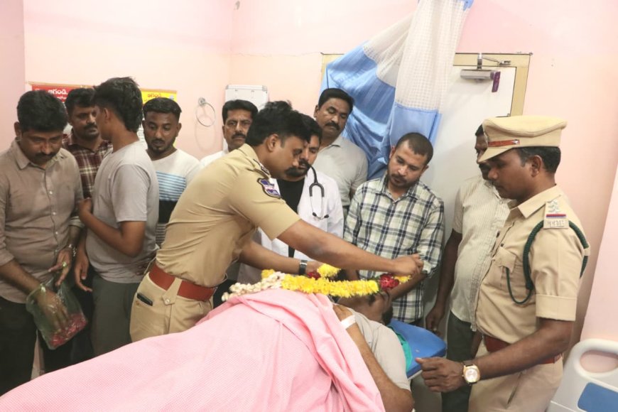 గుండెపోటుతో మరణించిన హోంగార్డ్ సురేష్ భౌతిక కాయానికి నివాళులర్పించిన ఎస్పీ రోహిత్ రాజు