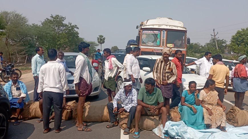 రోడ్డుపై బైఠాయించిన రైతులు