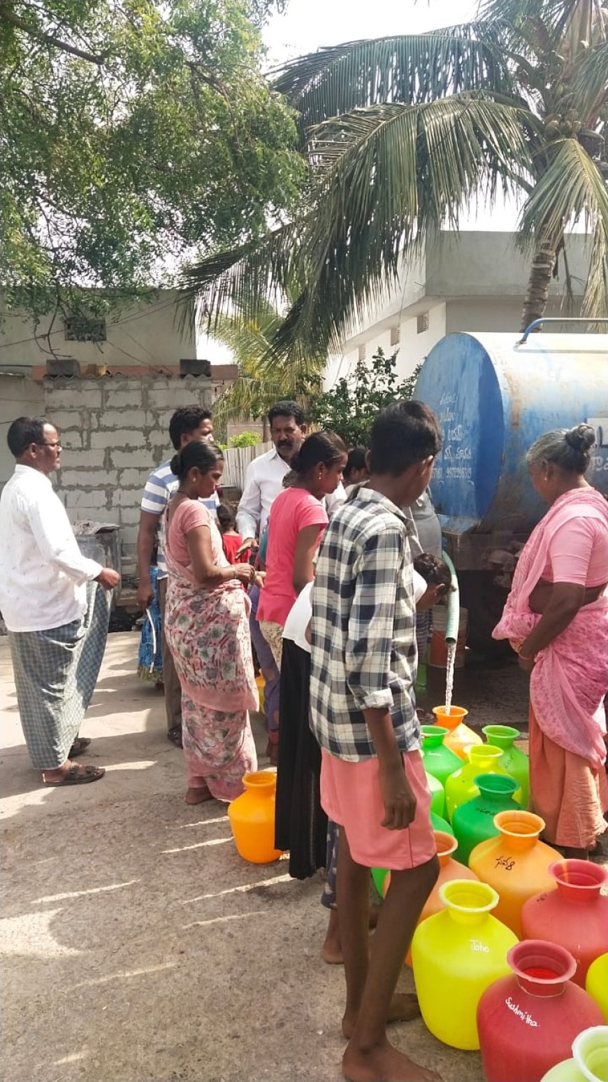 వార్డులో ట్యాంకర్ల ద్వారా మంచి నీరు సరఫరా