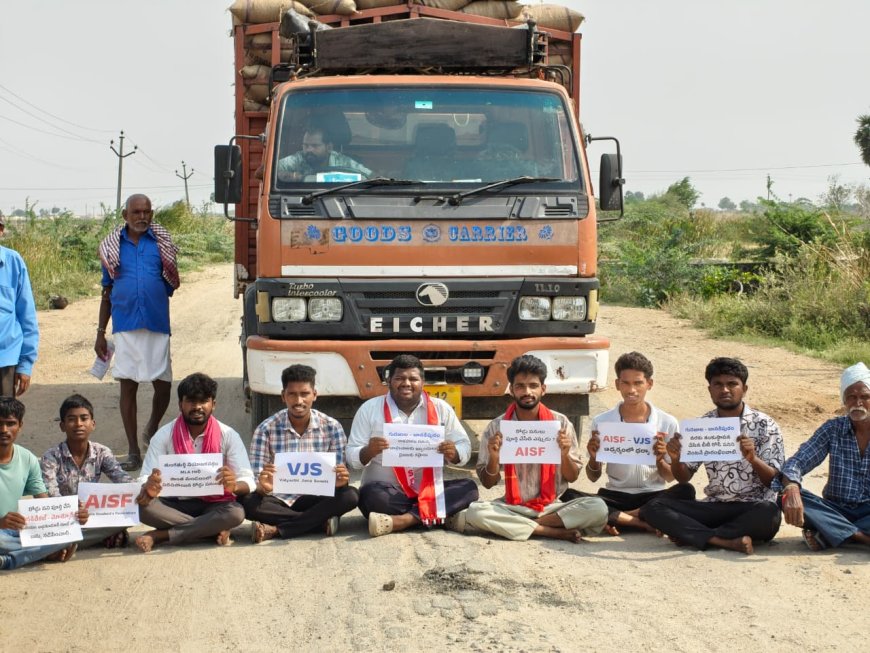రోడ్లకు తారురోడ్డు వేసి బస్సు నడపాలి..విద్యార్థి సంఘ నాయకులు
