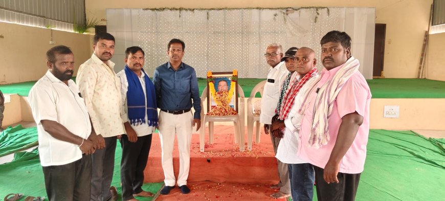 మాచర్ల లక్ష్మయ్య చిత్రపటానికి పూలమాల వేసి నివాళులు అర్పించిన డాక్టర్" ఆలేటి శ్రీనివాస్ గౌడ్