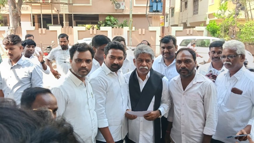 పద్మశ్రీ మందకృష్ణ మాదిగని కలిసిన దళిత బంధు లబ్ధిదారులు,వినతిపత్రం అందజేత
