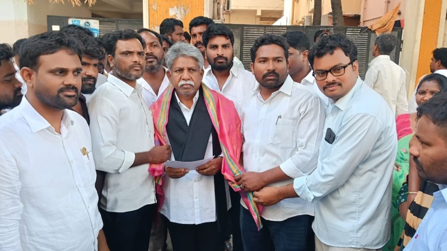 పద్మశ్రీ మందకృష్ణ మాదిగని కలిసిన దళిత బంధు లబ్ధిదారులు,వినతిపత్రం అందజేత